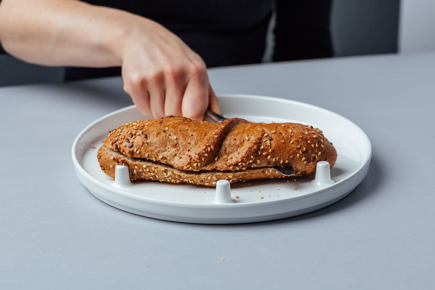 Einhandteller – Essen, schneiden und streichen mit nur einer Hand