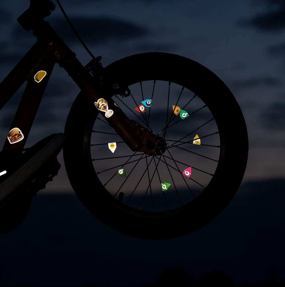 Reflexaufkleber leuchten an Kinderrad bei Nacht