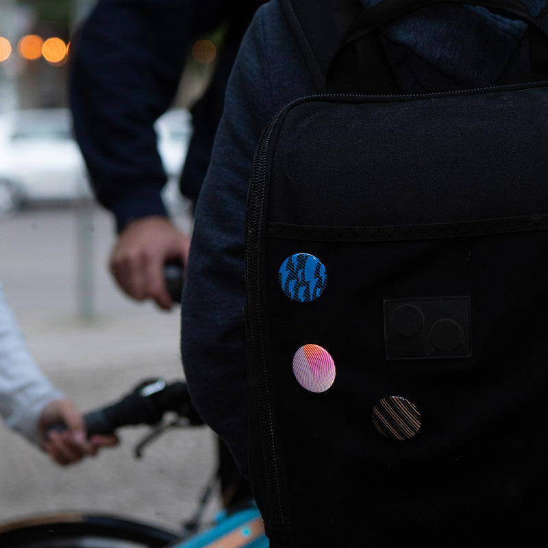 Reflektierende Anstecker auf PinqPonq Rucksack