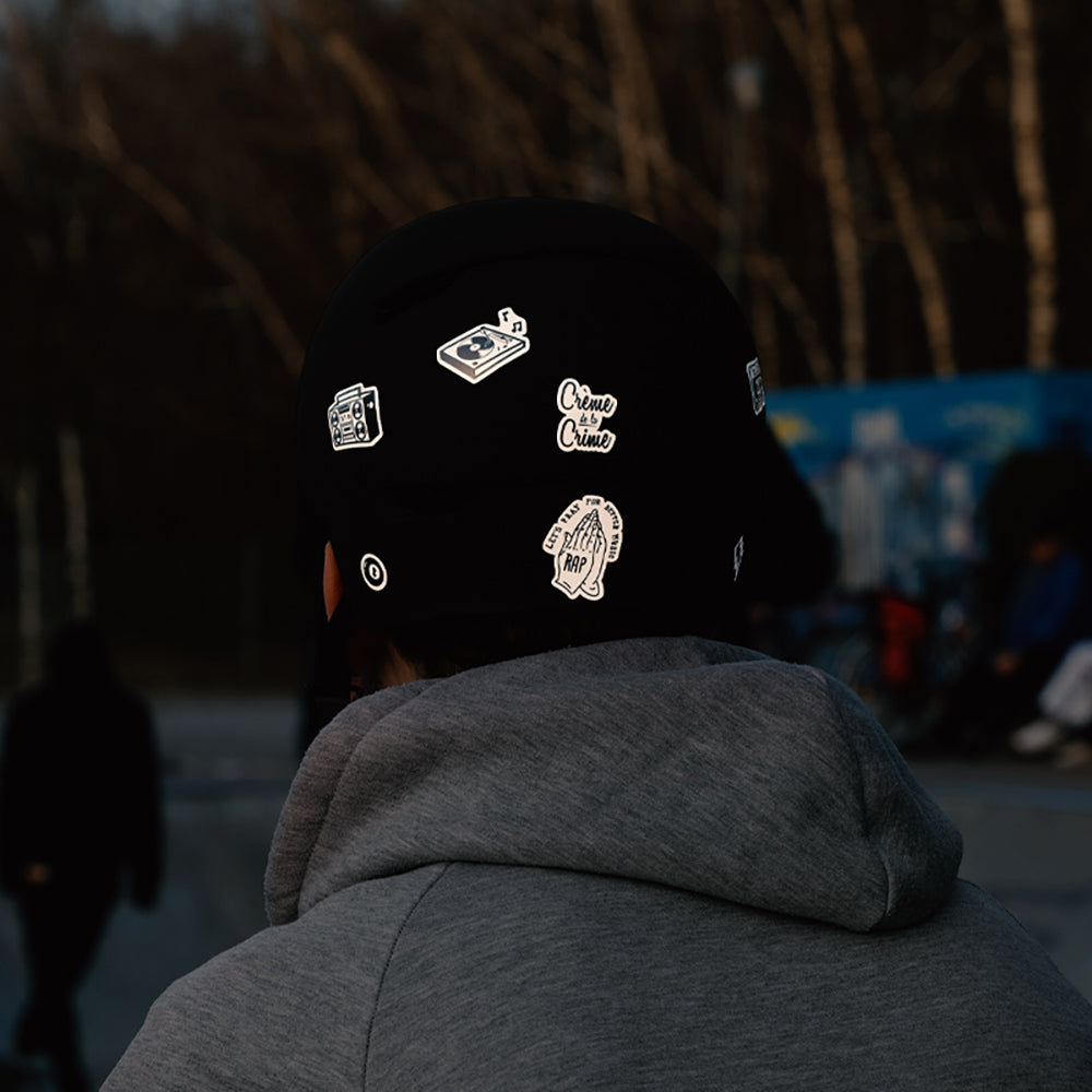 Reflektierende Aufkleber auf schwarzem Helm. Artwork